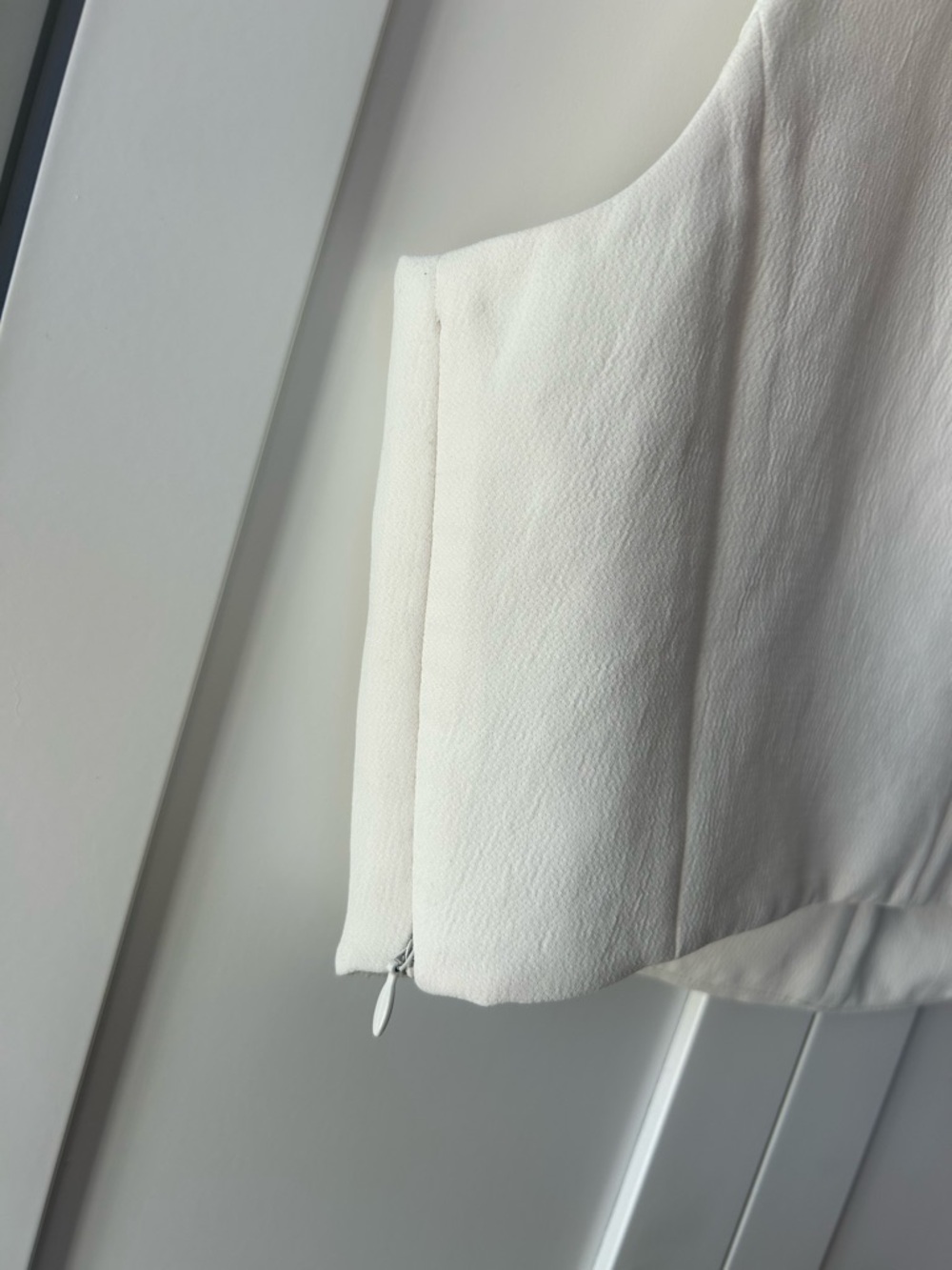 Aritzia Dauphine Top Cropped V-Neck Off White - Picture 5 of 6